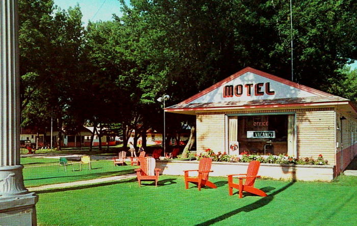 Lakeside Motor Lodge (Lakeside Motel) - Vintage Postcard (newer photo)